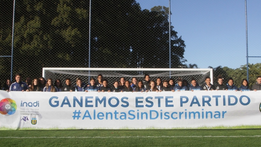 Capacitarán a futbolistas para luchar contra la discriminación