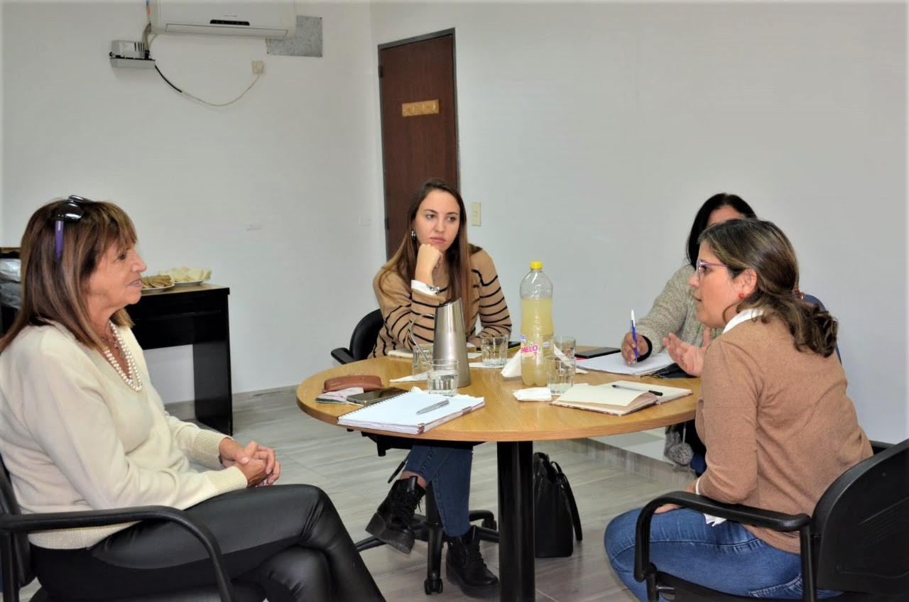 La directora de Trabajo y Cuidados para la Igualdad Claudia Lazzaro participó de un encuentro con integrantes de la Federación Argentina de Trabajadores de Farmacia (FATFA).  Junto a la secretaria de Acción Social, Graciela Audine, y la tesorera de Sindicato de Empleados de Farmacia (S.E.F.) La Plata, Alejandra Sánchez, coordinaron acciones para transversalizar la perspectiva de género y fortalecer los liderazgos de las mujeres que participan en la organización.  A través de estas iniciativas, el Ministerio continúa acompañando a sindicatos, empresas y cooperativas para construir igualdad en el mundo del trabajo