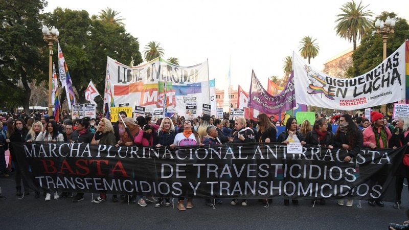 28J Se realizó la séptima Marcha Plurinacional Antirracista contra los travesticidios, transfemicidios y transhomici dios