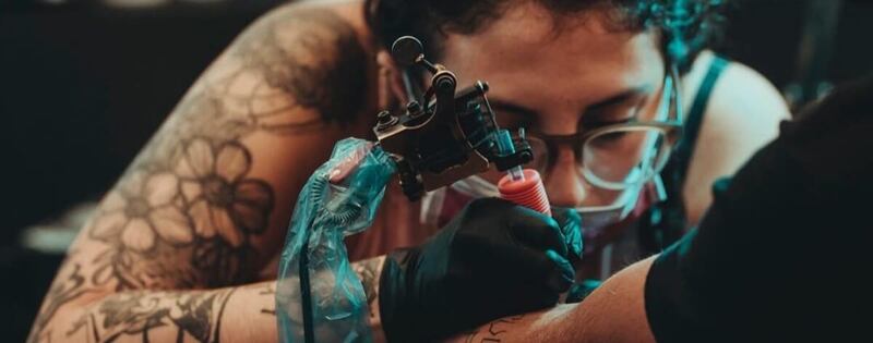 Crearon una guía de prácticas antirracistas e inclusivas para erradicar la violencia en las sesiones de tatuajes
